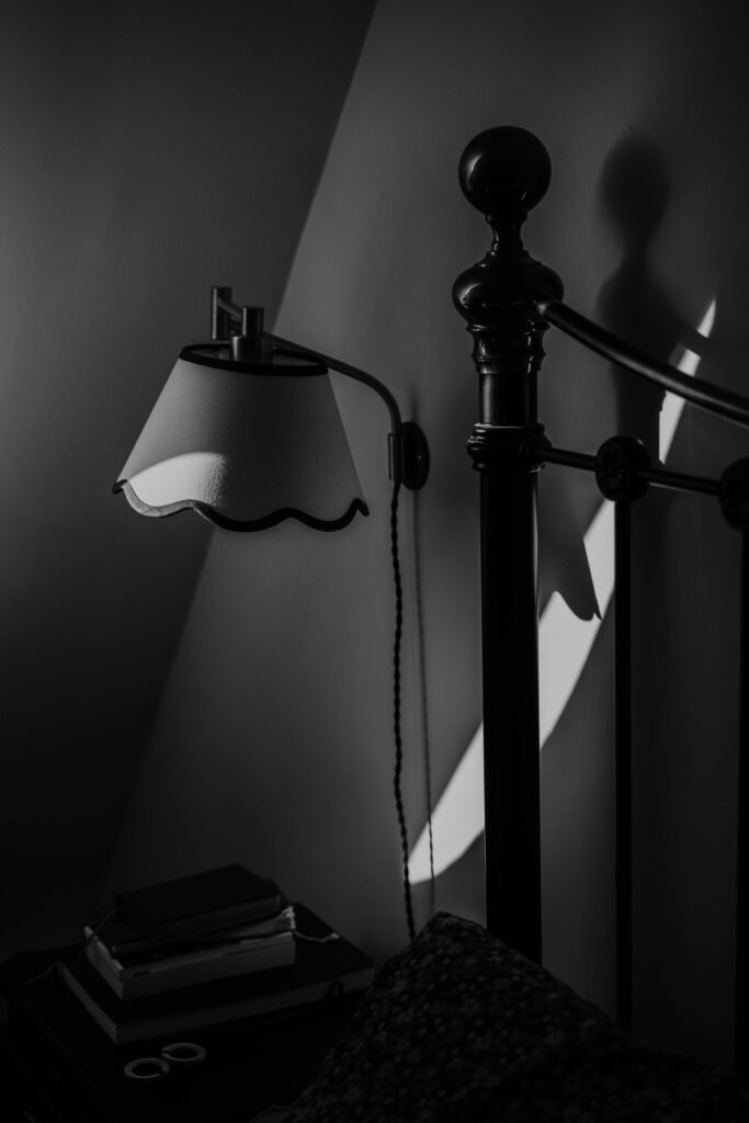 Warmes, ruhiges Schlafzimmer mit Nachttischlampe ohne Handy – bildschirmfreie Abendroutine für besseren Schlaf